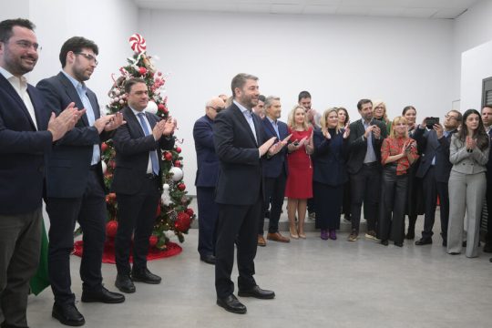 Ο Νίκος Ανδρουλάκης ακούει τα χριστουγεννιάτικα κάλαντα στη Χαριλάου Τρικούπη. Μαζί του και οι Ανδρέας Σπυρόπουλος, Λευτέρης Καρχιμάκης και Κώστας Τσουκαλάς
