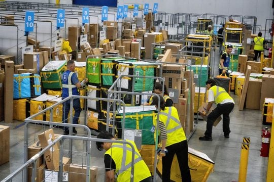 Πανικός στην Amazon: Έστειλε... κατά λάθος μαζικά email σε εργαζόμενους για απολύσεις