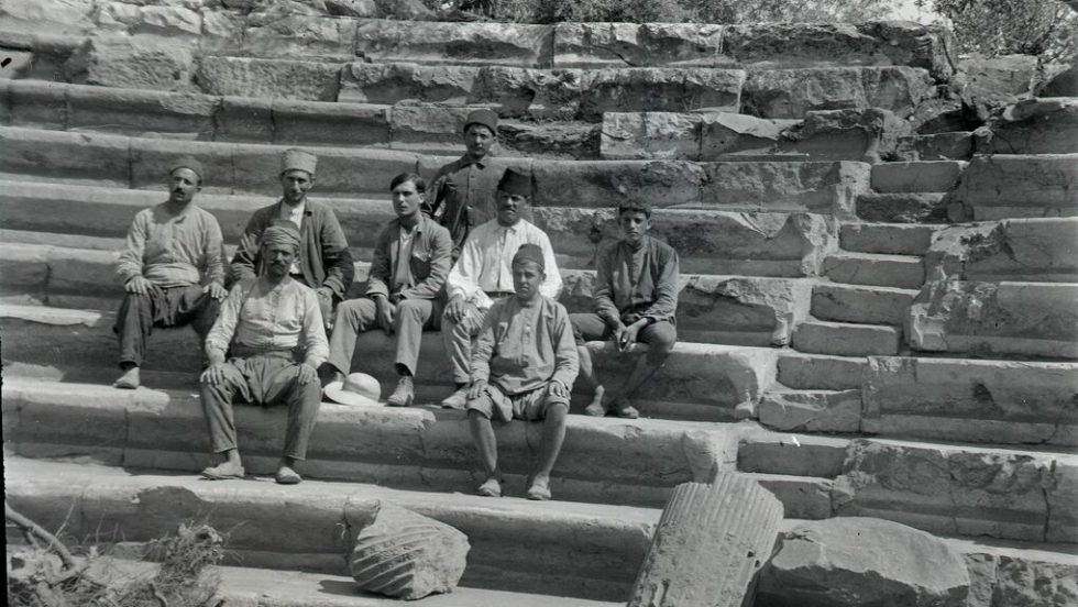 Νύσα του ποταμού Μαιάνδρου, Αύγουστος 1921. Ο νεαρός αρχαιολόγος Νικόλαος Λάσκαρης, στο κέντρο και επτά εργάτες της ανασκαφής κάθονται στα εδώλια του «Γεροντικού»
