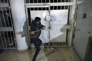 Σπάζοντας τις σφραγισμένες πόρτες με βαριές