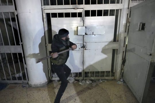 Σπάζοντας τις σφραγισμένες πόρτες με βαριές