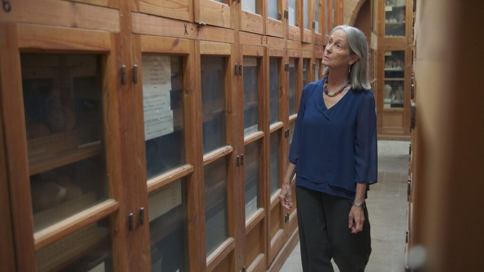 Η Αυστραλιανή αρχαιολόγος Jennifer Webb στις αποθήκες του Κυπριακού Μουσείου