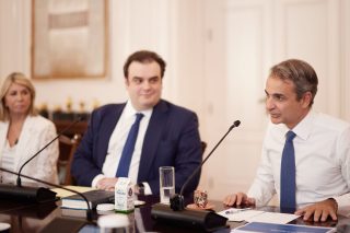 Κυριάκος Πιερρακάκης και Ζέττα Μακρή σε παλαιότερη σύσκεψη με τον πρωθυπουργό στο Μαξίμου