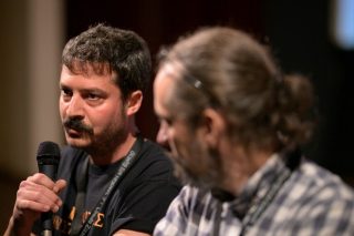 Ο σκηνοθέτης της ταινίας «Γκέκας» σε πρώτο πλάνο μαζί με τον διευθυντή του Φεστιβάλ Παντελή Παντελόγλου