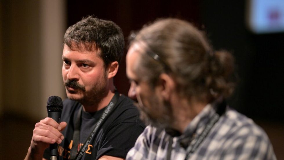 Ο σκηνοθέτης της ταινίας «Γκέκας» σε πρώτο πλάνο μαζί με τον διευθυντή του Φεστιβάλ Παντελή Παντελόγλου
