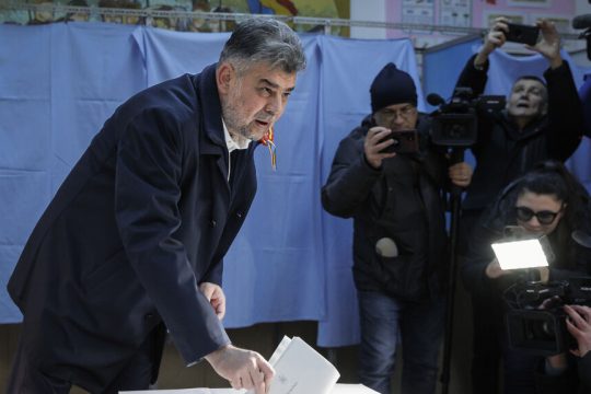 Ο πρωθυπουργός της Ρουμανίας Μαρσέλ Τσολάκου ψηφίζει στις χθεσινές βουλευτικές εκλογές