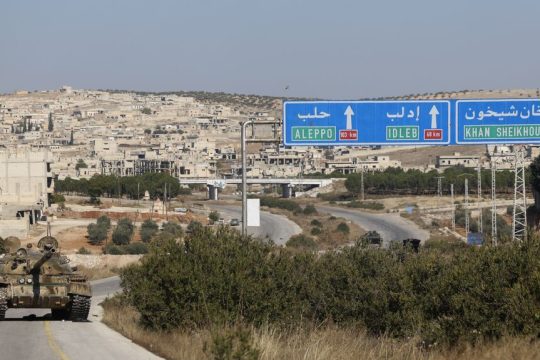 Ενα θωρακισμένο όχημα του συριακού στρατού έχει εγκαταλειφθεί μετά την επίθεση των ισλαμιστών ανταρτών σε αυτοκινητόδρομο νοτιοδυτικά από το Χαλέπι