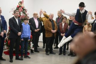 Χορευτής από την Πανελλήνια Ομοσπονδία Πολιτιστικών Κρητικών Σωματείων ίπταται μπροστά στον αρχηγό της αξιωματικής αντιπολίτευσης, Νίκο Ανδρουλάκη