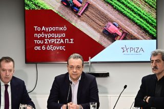 Ο πρόεδρος του ΣΥΡΙΖΑ-Προοδευτική Συμμαχία, Σωκράτης Φάμελλος, με τον Παύλο Πολάκη και τον βουλευτή Λάρισας και τομεάρχη Αγροτικής Ανάπτυξης, Βασίλη Κόκκαλη, παρουσίασαν «πρόταση προοπτικής και προκοπής» για τον αγροτικό κόσμο