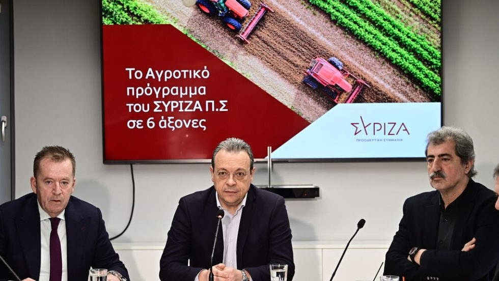 Ο πρόεδρος του ΣΥΡΙΖΑ-Προοδευτική Συμμαχία, Σωκράτης Φάμελλος, με τον Παύλο Πολάκη και τον βουλευτή Λάρισας και τομεάρχη Αγροτικής Ανάπτυξης, Βασίλη Κόκκαλη, παρουσίασαν «πρόταση προοπτικής και προκοπής» για τον αγροτικό κόσμο