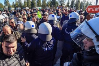 Στην έντονη αντίδραση των αγροτών που ξεκίνησε με σπρωξιές προς τις ασπίδες των αστυνομικών δυνάμεων, απάντησαν με χτυπήματα και ψεκασμούς με χημικά κατά πρόσωπον