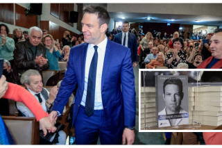 Ο Στέφανος Κασσελάκης χτες στην κατάμεστη αίθουσα του Πολεμικού Μουσείου για την παρουσίαση του νέου βιβλίου του