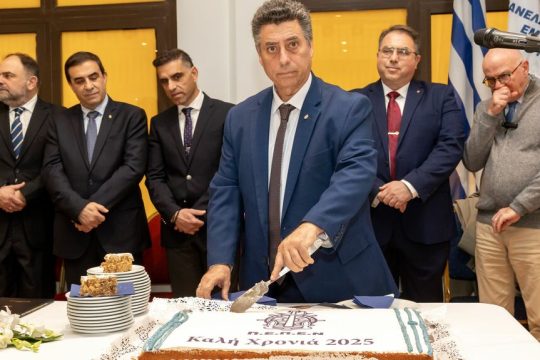 Ο πρόεδρος της Ενωσης Παναγιώτης Γιγής, κατά τη διάρκεια της εκδήλωσης για την κοπή της πίτας