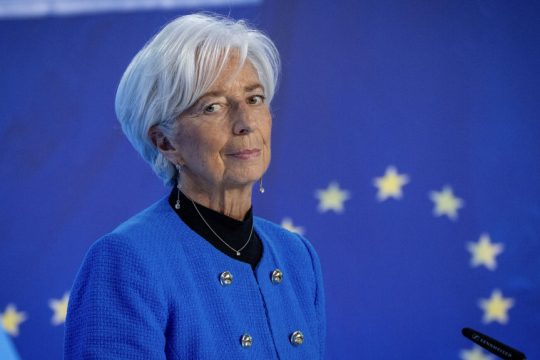 Η πρόεδρος της ΕΚΤ Κριστίν Λαγκάρντ ομολόγησε τη στασιμότητα του προηγούμενου τριμήνου προειδοποιώντας ότι «η οικονομία θα παραμείνει αδύναμη στο εγγύς μέλλον», καθώς η μεταποίηση συνεχίζει να συρρικνώνεται και «η εμπιστοσύνη των καταναλωτών είναι εύθραυστη»