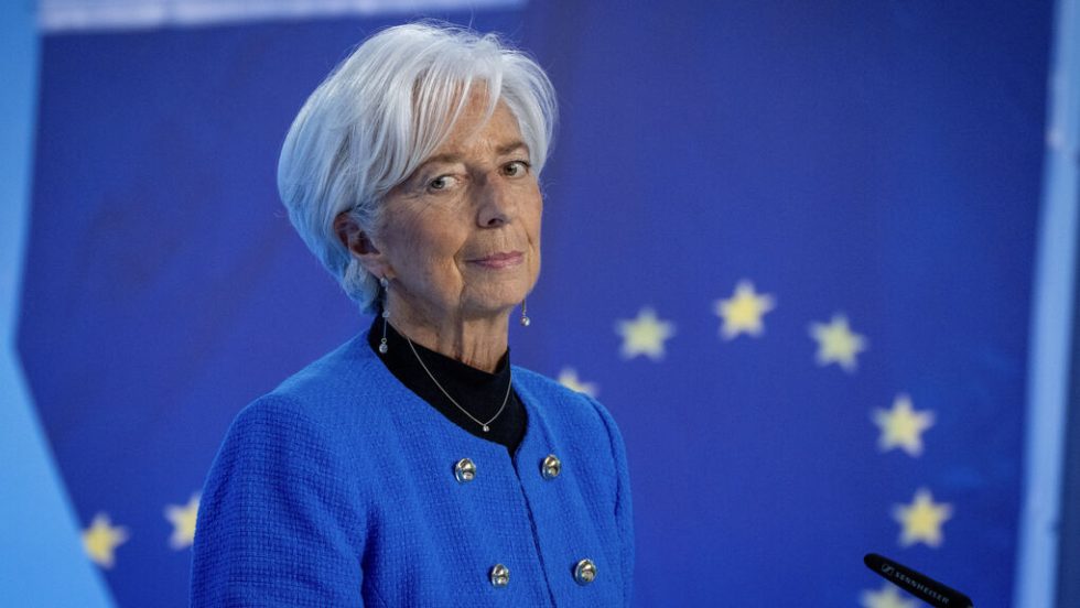 Η πρόεδρος της ΕΚΤ Κριστίν Λαγκάρντ ομολόγησε τη στασιμότητα του προηγούμενου τριμήνου προειδοποιώντας ότι «η οικονομία θα παραμείνει αδύναμη στο εγγύς μέλλον», καθώς η μεταποίηση συνεχίζει να συρρικνώνεται και «η εμπιστοσύνη των καταναλωτών είναι εύθραυστη»
