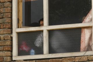 Απαγορεύεται στο Αφγανιστάν, στα καινούργια κτίρια να υπάρχουν παράθυρα που βλέπουν προς σπίτια με χώρους (αυλές, κουζίνες, κοινά πηγάδια κ.λπ.) όπου κινούνται γυναίκες