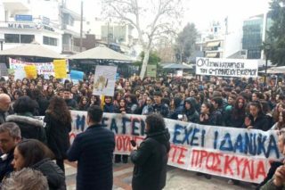 Πλήθος κόσμου διαδηλώνει έξω από το Δημαρχείο Κορδελιού-Ευόσμου