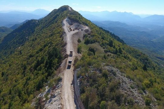 Διάνοιξη οδού στην κορυφογραμμή του όρους Κασιδιάρης στην Ηπειρο, για τη δημιουργία αιολικού σταθμού, κατά την οποία κόπηκαν χιλιάδες δέντρα