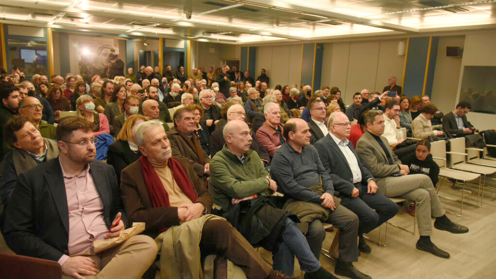 Παρουσίαση του βιβλίου του Δ. Ψαρρά «Μια θητεία. Το “επιτελικό κράτος” του Κυριάκου Μητσοτάκη (2019-2024)» στην κατάμεστη αίθουσα της ΕΣΗΕΑ