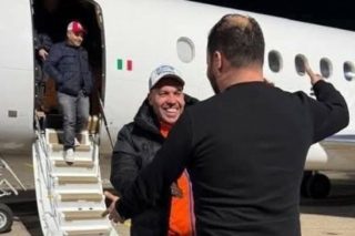 O «Αλμάσρι» έχει μόλις καταφτάσει στην Τρίπολη με το ιταλικό αεροπλάνο και τον υποδέχονται φίλοι