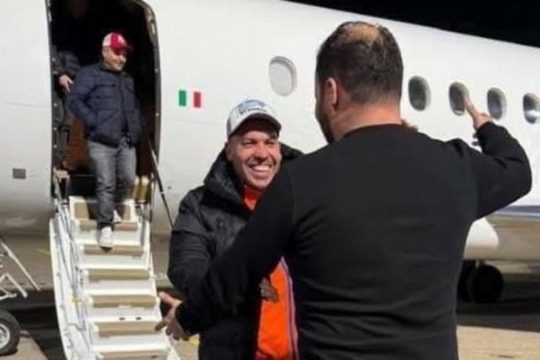 O «Αλμάσρι» έχει μόλις καταφτάσει στην Τρίπολη με το ιταλικό αεροπλάνο και τον υποδέχονται φίλοι