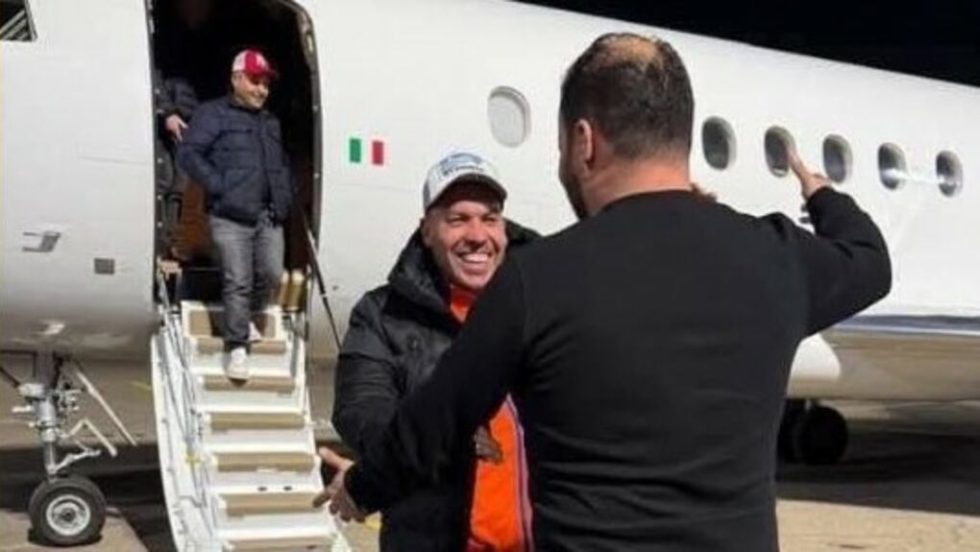O «Αλμάσρι» έχει μόλις καταφτάσει στην Τρίπολη με το ιταλικό αεροπλάνο και τον υποδέχονται φίλοι