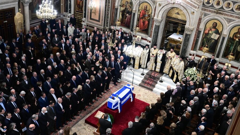 Στιγμιότυπα από το Α’ Νεκροταφείο και από τη Μητρόπολη στον χθεσινό αποχαιρετισμό στον Κώστα Σημίτη