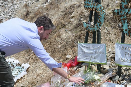 Ο Νίκος Ανδρουλάκης καταθέτει λίγα λουλούδια σε παλαιότερη επίσκεψή του στον τόπο της τραγωδίας των Τεμπών