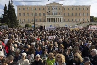 Στιγμιότυπο από το μεγαλειώδες συλλαλητήριο της περασμένης Κυριακής στην πλατεία Συντάγματος, το οποίο ανάγκασε τον πρωθυπουργό και την κυβέρνηση να αλλάξουν τη στάση τους στην υπόθεση των Τεμπών