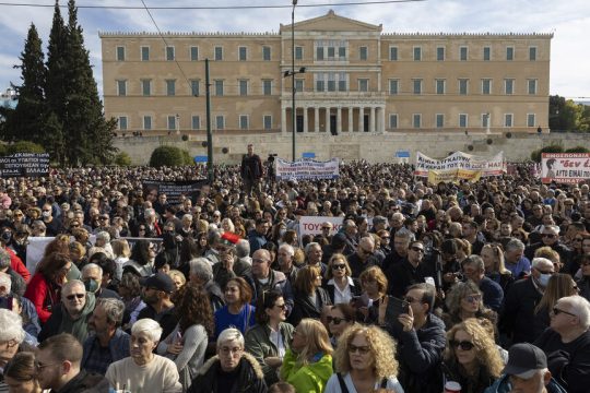 Στιγμιότυπο από το μεγαλειώδες συλλαλητήριο της περασμένης Κυριακής στην πλατεία Συντάγματος, το οποίο ανάγκασε τον πρωθυπουργό και την κυβέρνηση να αλλάξουν τη στάση τους στην υπόθεση των Τεμπών