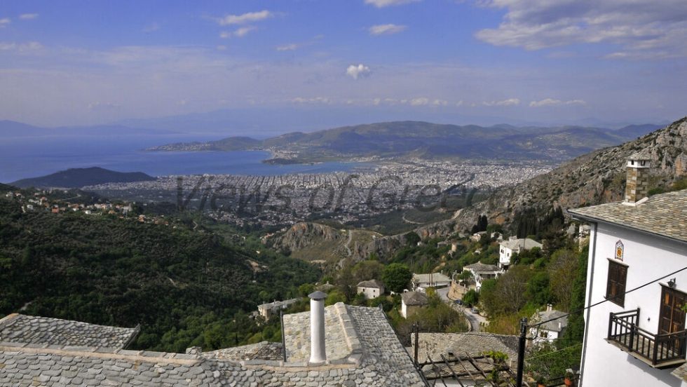 Θέα από τη Μακρινίτσα προς τον Βόλο και τον Παγασητικό