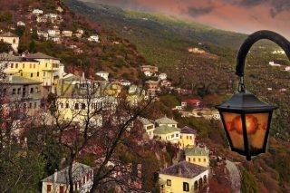 Σούρουπο με φόντο τις αρχοντογειτονιές της Μακρινίτσας