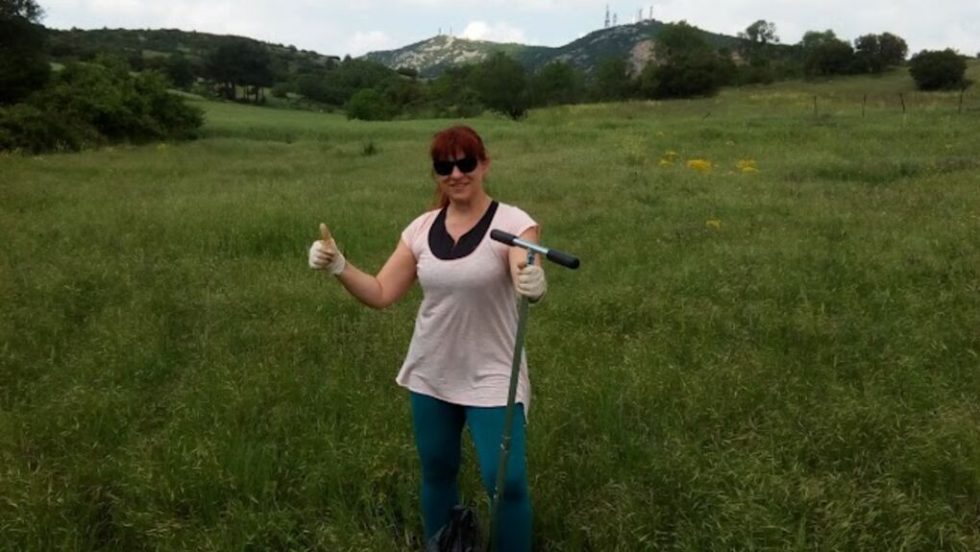 Η βιολόγος Μαρία Τσιαφούλη στη διάρκεια δειγματοληψίας