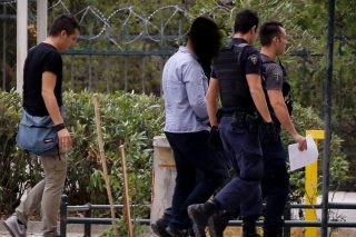 Ο μεσίτης οδηγείται στο δικαστήριο, στη δίκη για το φονικό λιντσάρισμα του Ζακ