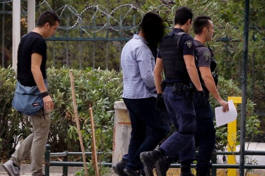 Ο μεσίτης οδηγείται στο δικαστήριο, στη δίκη για το φονικό λιντσάρισμα του Ζακ