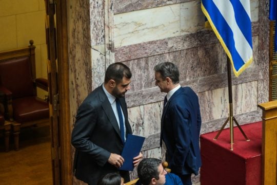 Βάλλεται από παντού το Μαξίμου για τη συνταγματική αναθεώρηση
