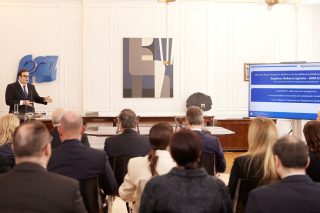 Ο υπουργός Παιδείας Κυριάκος Πιερρακάκης κατά την παρουσίαση των 22 Δημόσιων Ωνάσειων Σχολείων σε ευάλωτες περιοχές, που στην ουσία θα λειτουργούν σαν ιδιωτικά