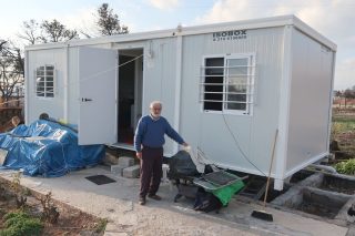Ο Γιάννης Στεφανίδης έξω από το κοντέινερ