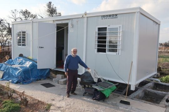 Ο Γιάννης Στεφανίδης έξω από το κοντέινερ