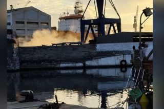 Εργασίες αμμοβολής στον χερσαίο χώρο του ναυπηγείου
