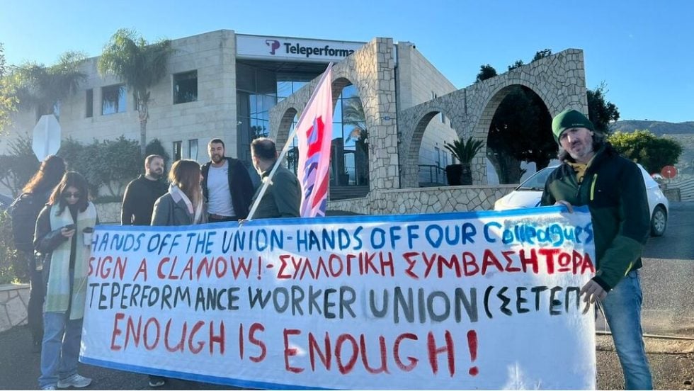 Κινητοποίηση στα γραφεία της εταιρείας στα Χανιά