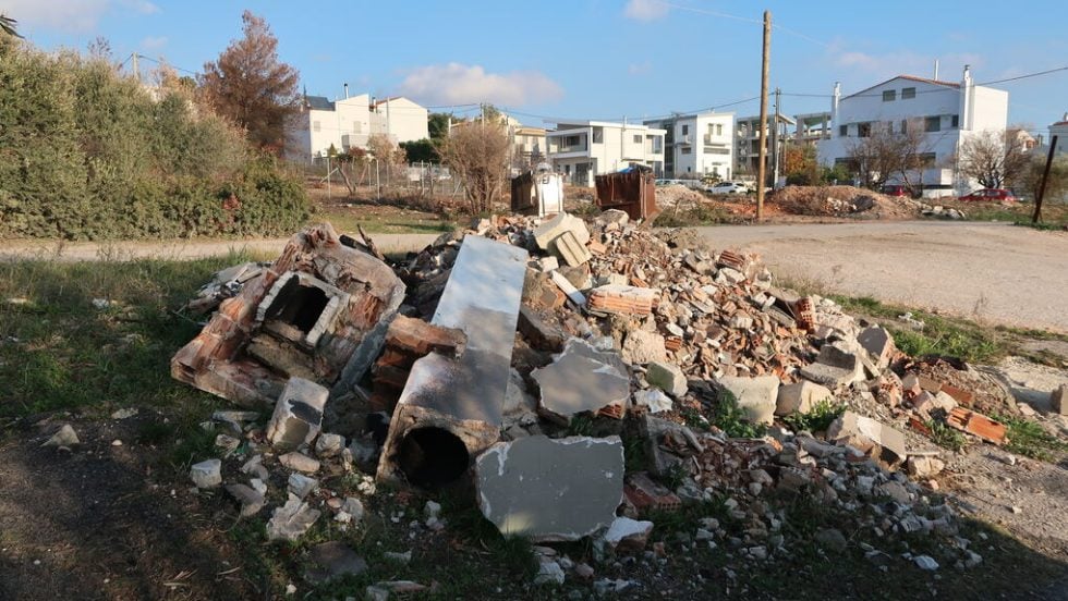 Τα μπάζα από το σπίτι που κατεδαφίστηκε δεν έχουν ακόμα μαζευτεί