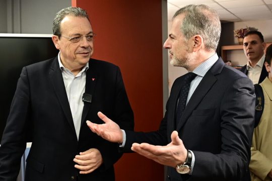 Ο πρόεδρος του ΣΥΡΙΖΑ Σ. Φάμελλος με τον πρόεδρο της ΕΡΤ Γ. Παπαδόπουλο χθες στο Ραδιομέγαρο
