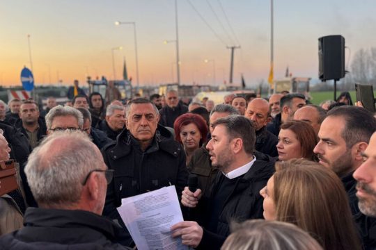 Ο Νίκος Ανδρουλάκης μιλάει σε αγρότες σε μπλόκο στην Καρδίτσα