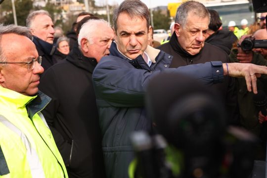 O Κ. Μητσοτάκης εξηγεί στον Χρ. Σταϊκούρα και στους υπόλοιπους παριστάμενους στο εργοτάξιο το σχέδιό του για την ολοκλήρωση του Flyover σε χρόνο-ρεκόρ