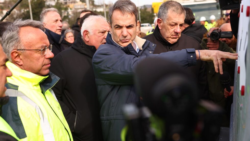 O Κ. Μητσοτάκης εξηγεί στον Χρ. Σταϊκούρα και στους υπόλοιπους παριστάμενους στο εργοτάξιο το σχέδιό του για την ολοκλήρωση του Flyover σε χρόνο-ρεκόρ