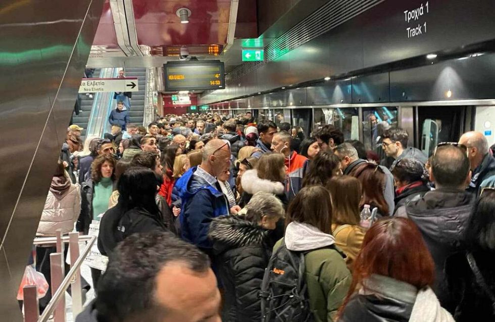 Σαν σαρδέλες οι επιβάτες στον σταθμό της Νέας Ελβετίας