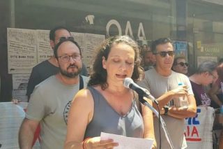 Η εκπαιδευτικός Χρύσα Χοτζόγλου που διώκεται για τη συμμετοχή της σε κινητοποίηση ενάντια στην ατομική αξιολόγηση