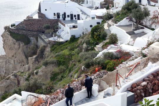 Κάτοικοι της Σαντορίνης στην Οία ελέγχουν την περιοχή για τυχόν ζημιές έπειτα από τις αλλεπάλληλες σεισμικές δονήσεις