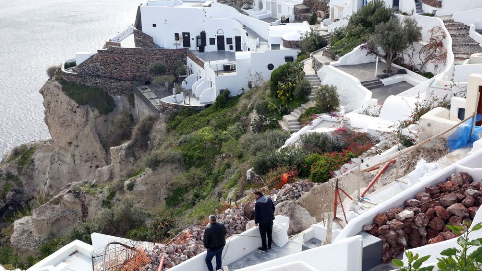 Κάτοικοι της Σαντορίνης στην Οία ελέγχουν την περιοχή για τυχόν ζημιές έπειτα από τις αλλεπάλληλες σεισμικές δονήσεις